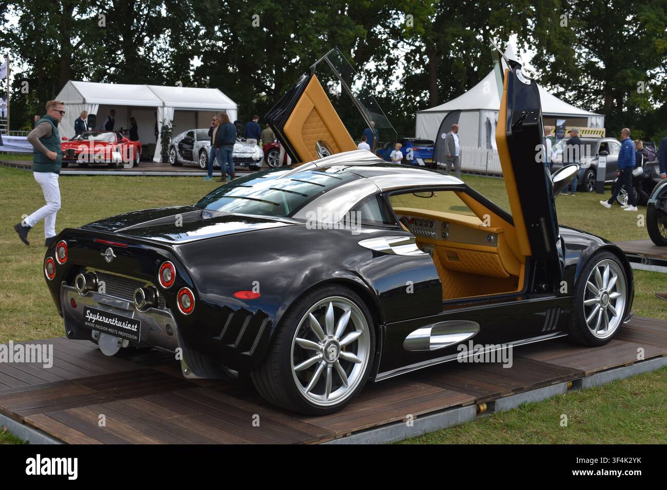 Beesd, Paesi Bassi – 12 settembre 2025: una Spyker C8 nera Foto Stock