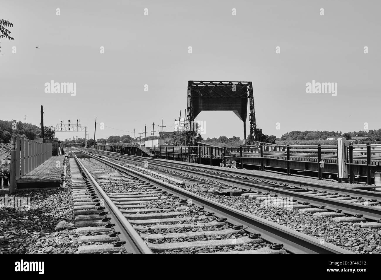 Una foto in bianco e nero di un vecchio ponte ferroviario a bilico, noto anche come ponte girevole o ponte sollevabile, con un contrappeso. Fiume Hackensack. NJ. Foto Stock