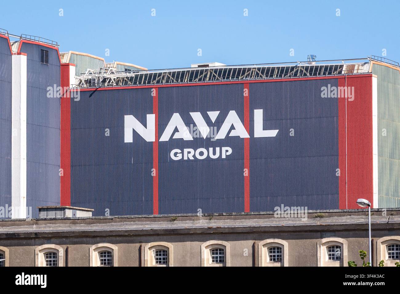 Prima piano del logo della fabbrica Naval Group a Cherbourg, in Francia, un gruppo industriale francese specializzato nella costruzione di difesa navale. Foto Stock