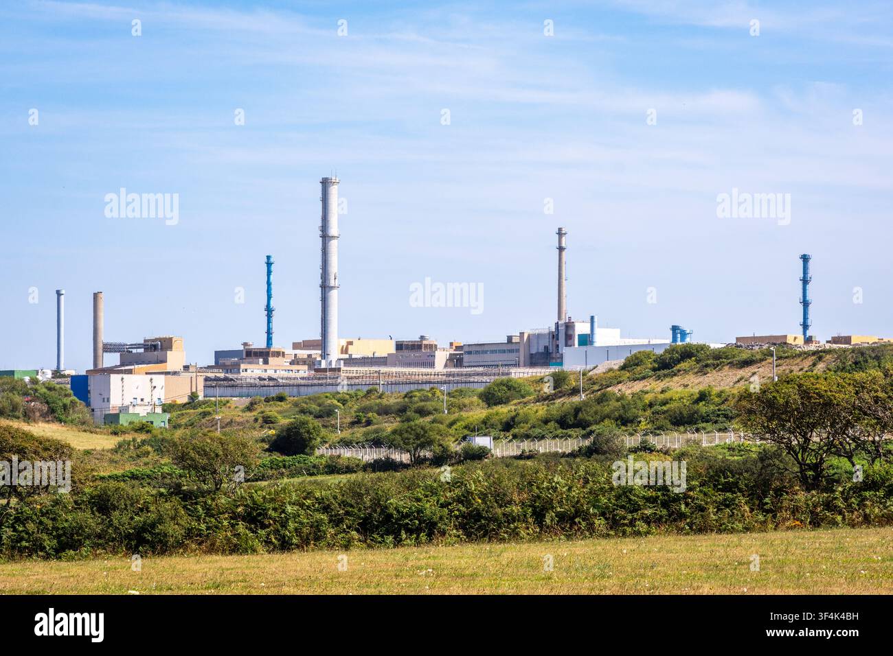 Fabbrica di ritrattamento del combustibile nucleare di La Hague, Francia, in servizio dal 1966, gestita da Orano, precedentemente AREVA, vista dalla campagna boschiva. Foto Stock