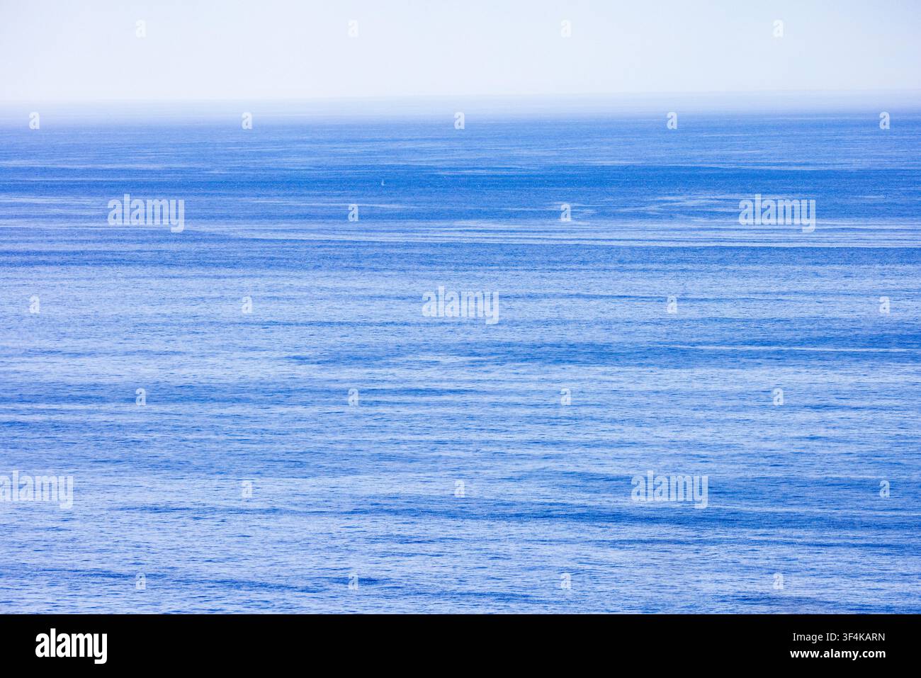 Superficie calma e blu dell'Oceano Pacifico Foto Stock
