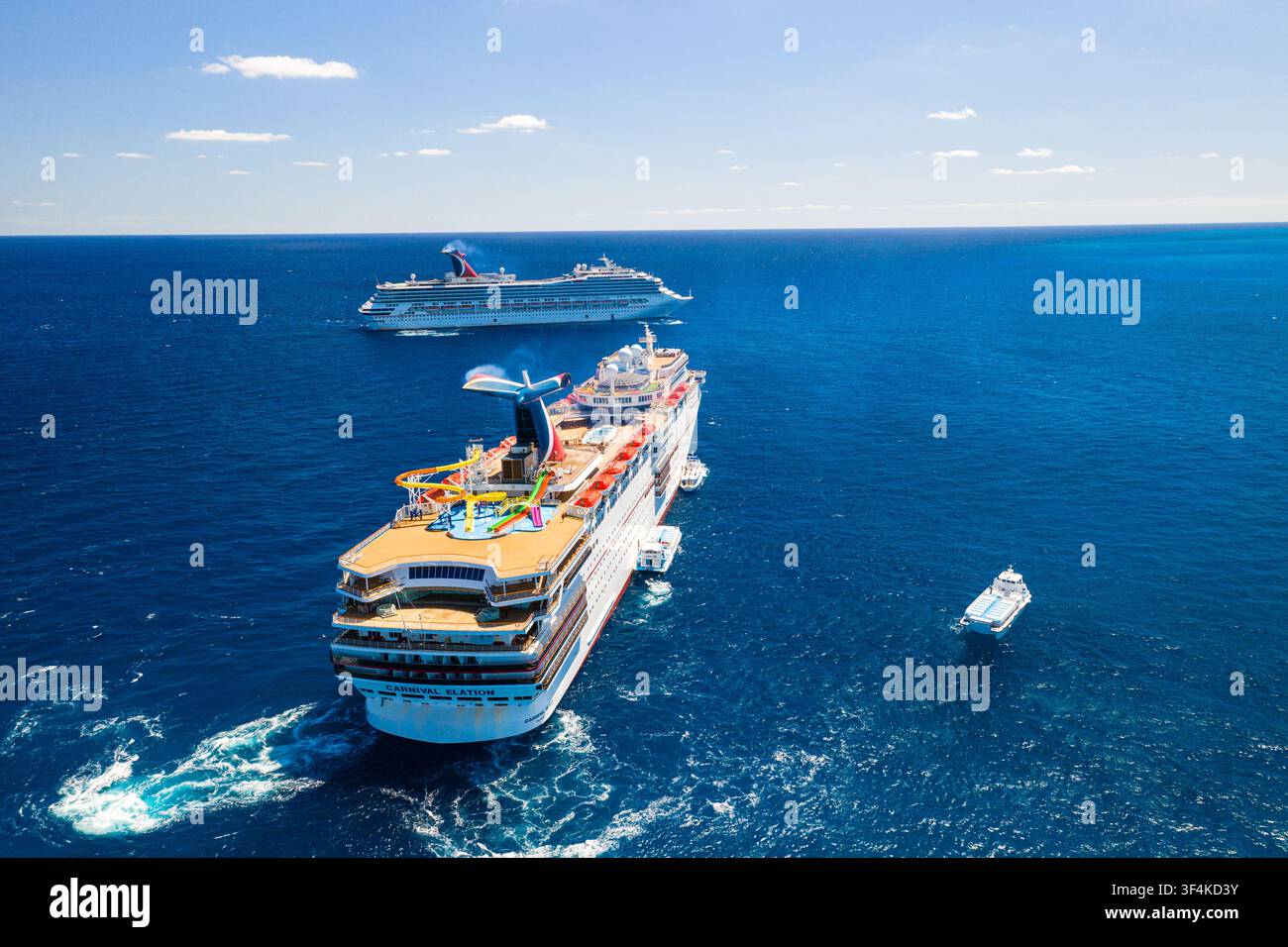 Le Isole Berry, Bahamas – 02 maggio 2020: Veduta aerea di due navi da crociera che navigano nelle acque blu profonde dell’Oceano Atlantico, con cieli sereni Foto Stock