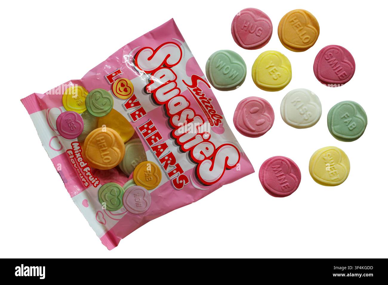 Busta di Swizzels Matlow Love Hearts Squashies ai gusti di frutta misti, caramelle aperte per mostrare il contenuto, isolate su sfondo bianco Foto Stock