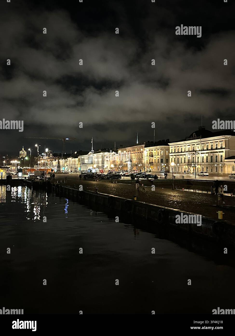 Gli edifici storici di Helsinki, Uusimaa, Finlandia sono illuminati lungo il lungomare di notte. L'architettura presenta stili europei classici con Foto Stock