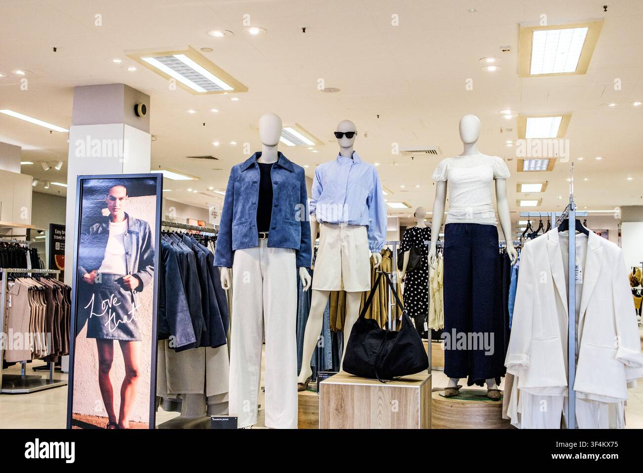Londra UK, 29 luglio 2026, Esposizione di abbigliamento estivo casual da donna Marks And Spencer Foto Stock