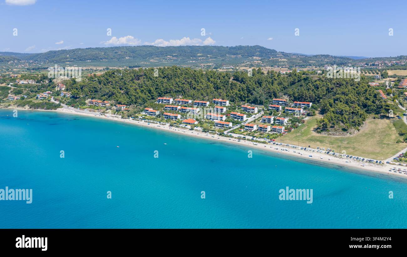 Spiaggia di Possidi, Grecia 11 luglio 2026. Vista aerea di una località balneare, spiagge di sabbia e acqua turchese sotto colline costiere boscose. Foto Stock