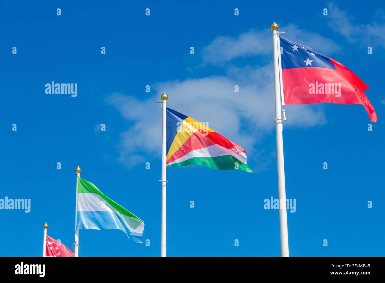 Bandiere del Commonwealth britannico che sventolano nel vento durante i Giochi del Commonwealth del 2026 a Glasgow Foto Stock