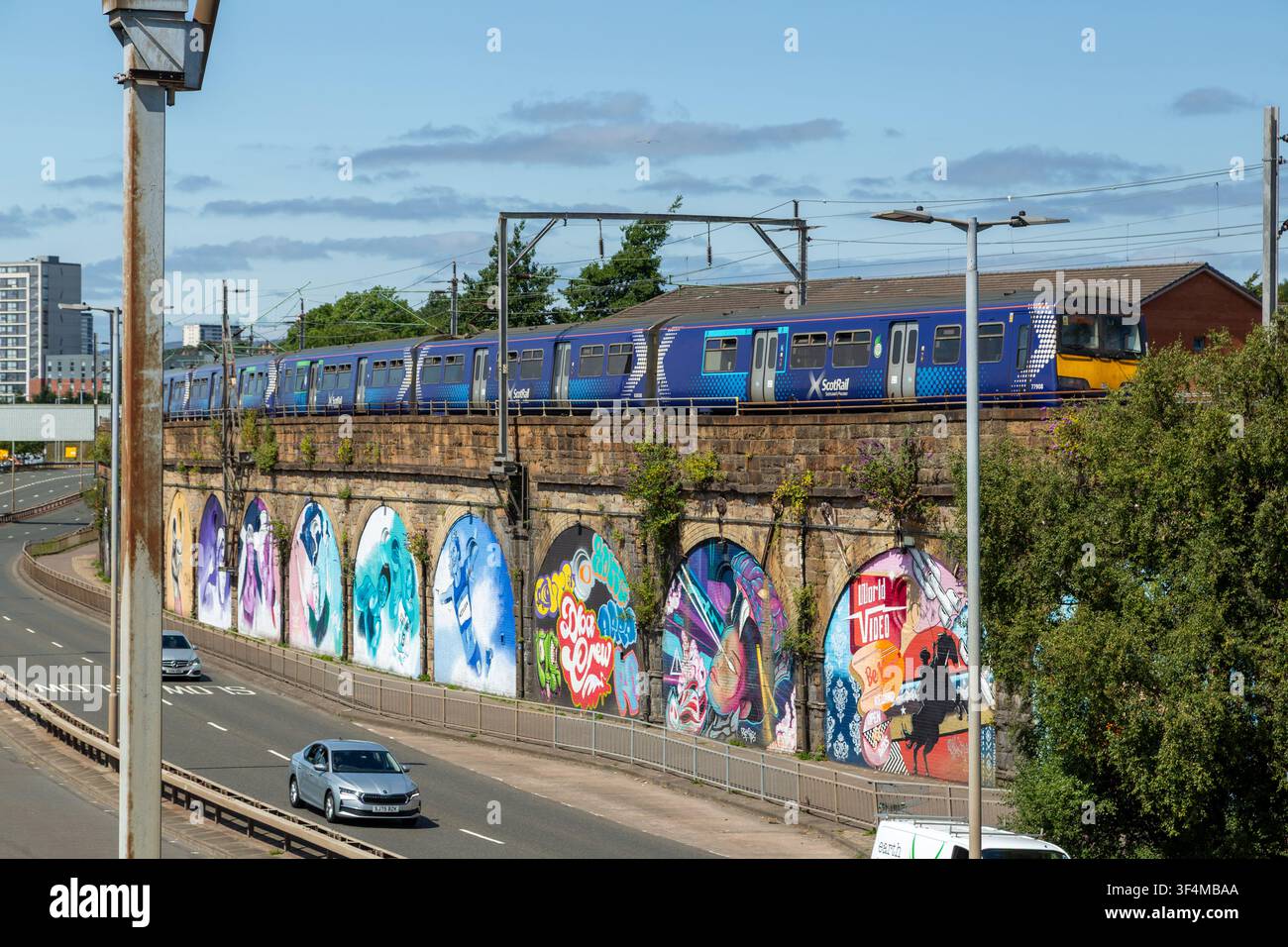 I murali del Yorkhill Community Gateway a Glasgow, in Scozia, che trasformano gli archi ferroviari lungo la Clydeside Expressway Foto Stock