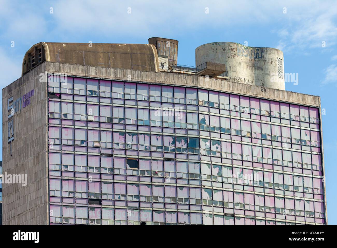 La Met Tower fatiscente e vuota di Glasgow, un tempo il City of Glasgow College of Building and Printing Foto Stock