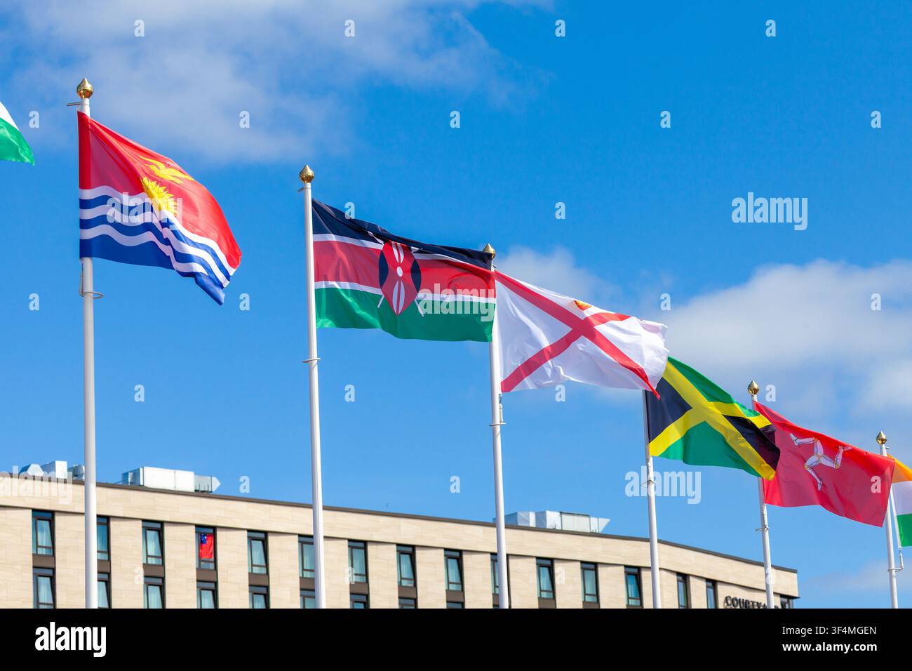 Bandiere del Commonwealth britannico che sventolano nel vento durante i Giochi del Commonwealth del 2026 a Glasgow Foto Stock