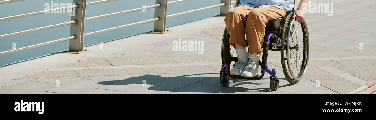 Intestazione di persona con disabilità che naviga all'aperto per l'accessibilità Foto Stock