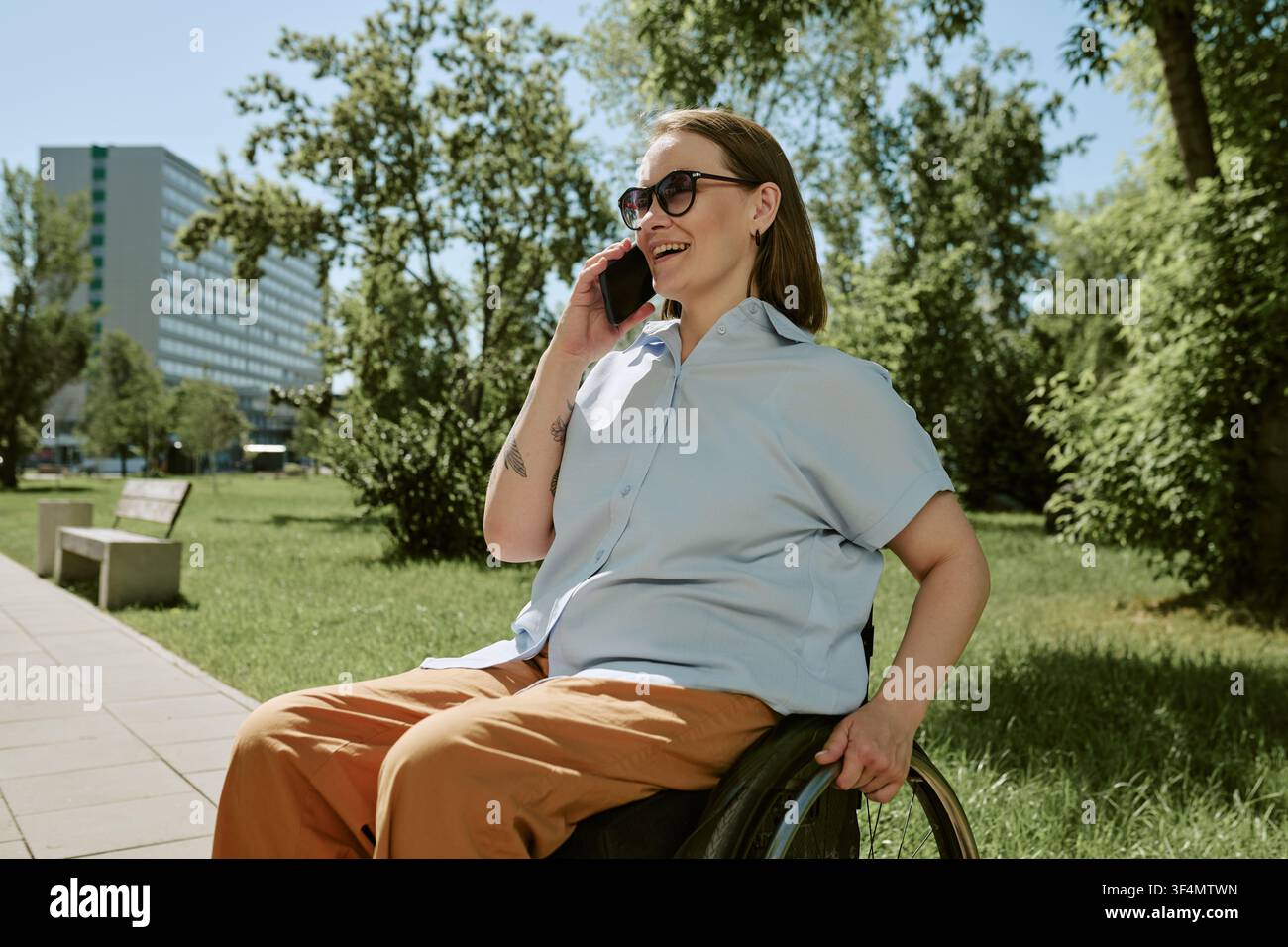 Donna con disabilità che parla al telefono all'aperto Foto Stock