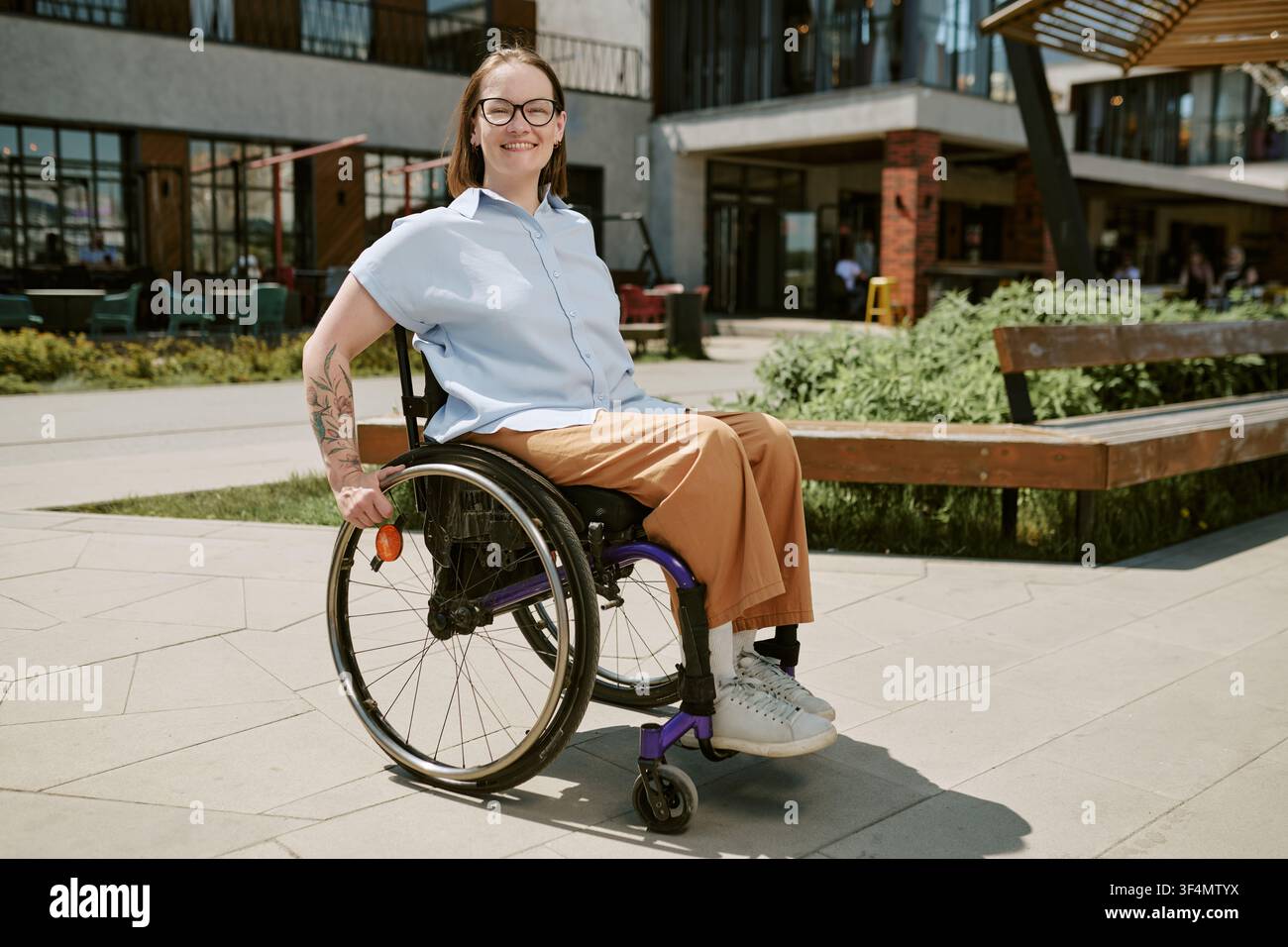 Ritratto di una giovane donna con disabilità all'aperto in un luogo di lavoro urbano Foto Stock