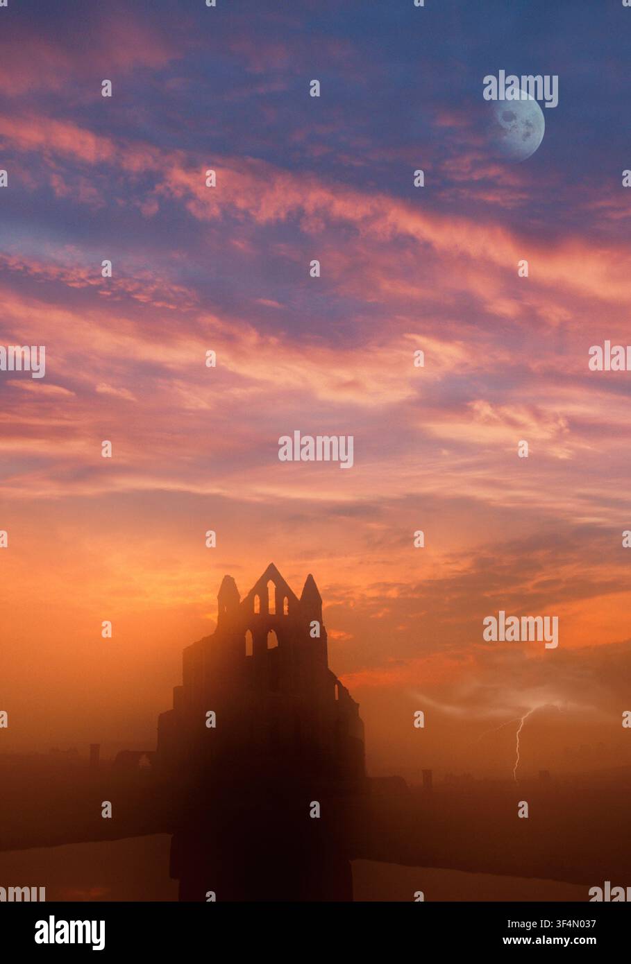 GB - North Yorkshire: Moon over Whitby Abbey Foto Stock