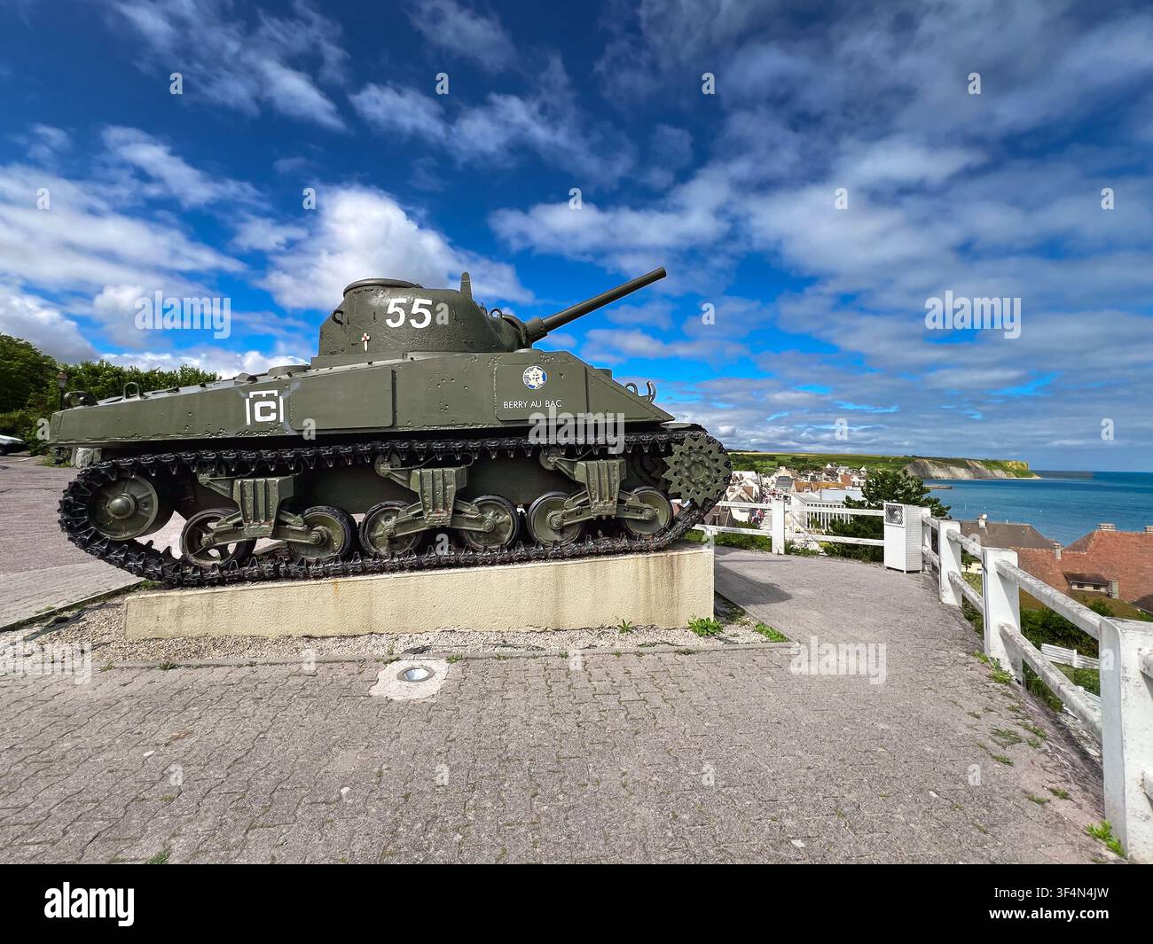 Monumento storico del carro armato M4A2 Sherman della Seconda Guerra Mondiale chiamato Berry-au-Bac della 2a Divisione Corazzata francese Leclerc su una scogliera che si affaccia su Gold Beach e Mulberr Foto Stock