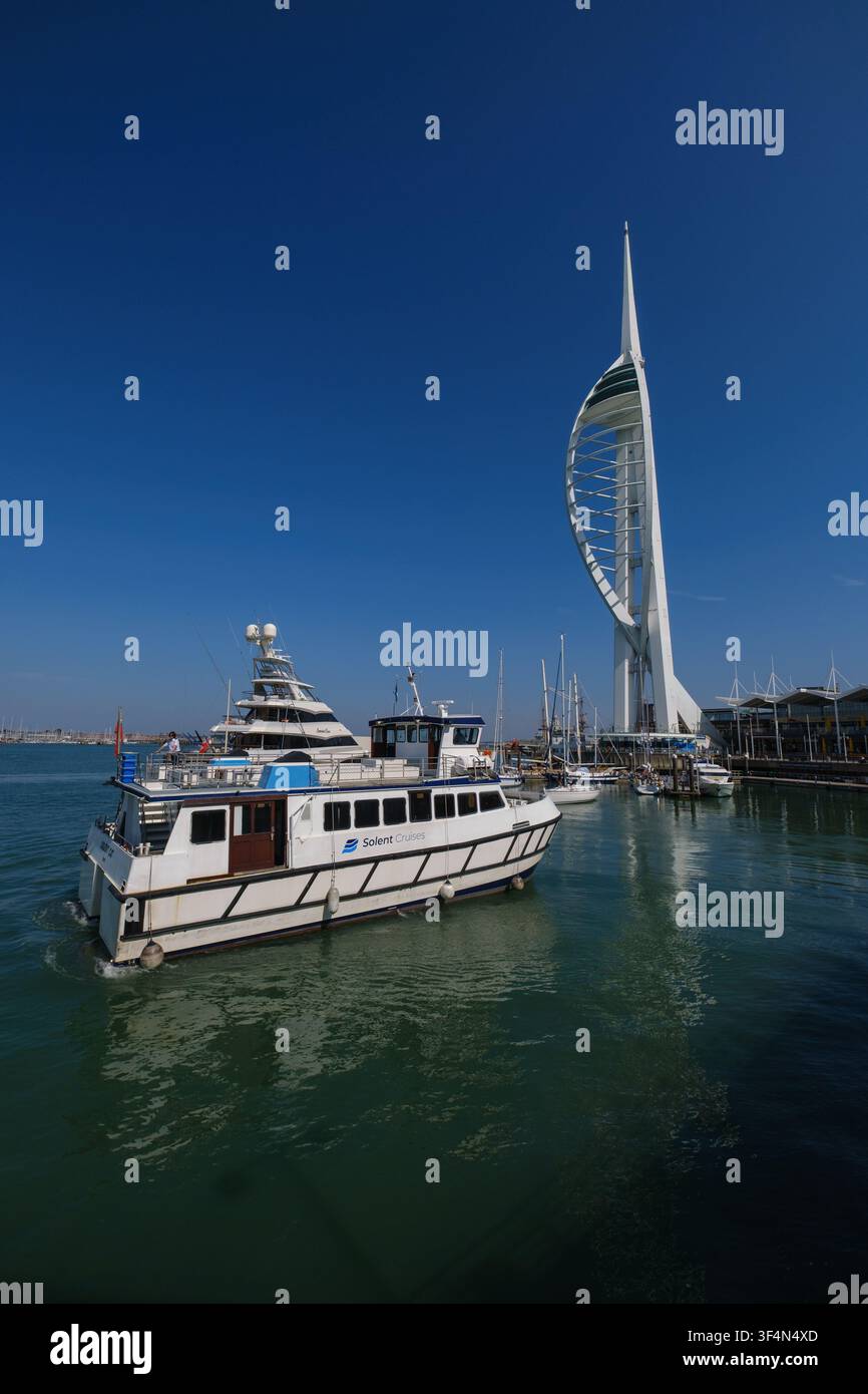 Il catamarano Solent di Solent Cruises arriva all'attracco al Gunwharf Quay di Portsmouth accanto al landmark della Torre Spinnaker. Foto Stock