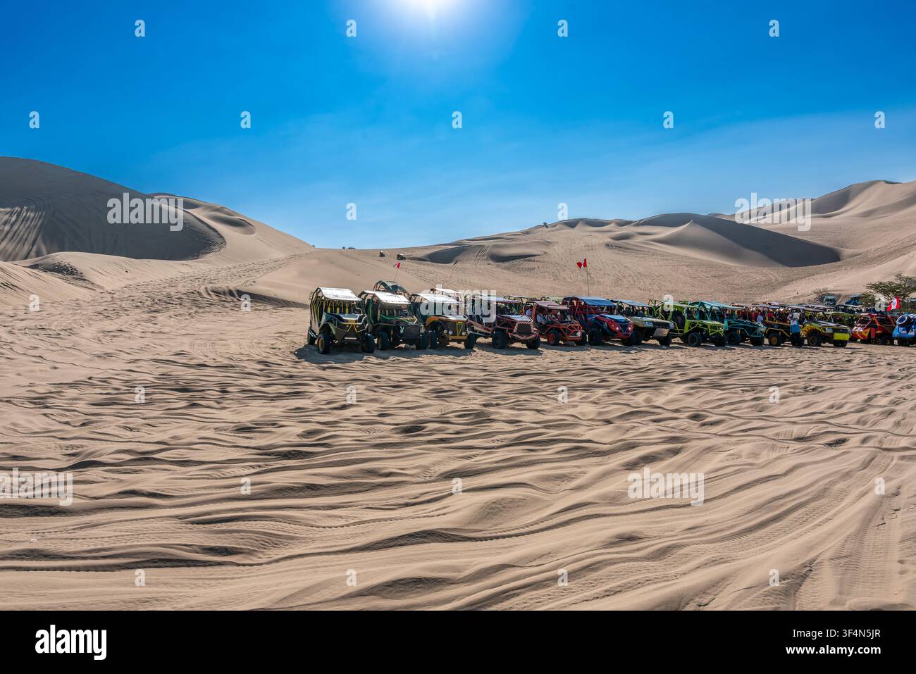 Buggy fuoristrada parcheggiati nel deserto di Huacachina di Ica in Perù, pronti per il turismo d'avventura e le escursioni nelle dune di sabbia. Foto Stock