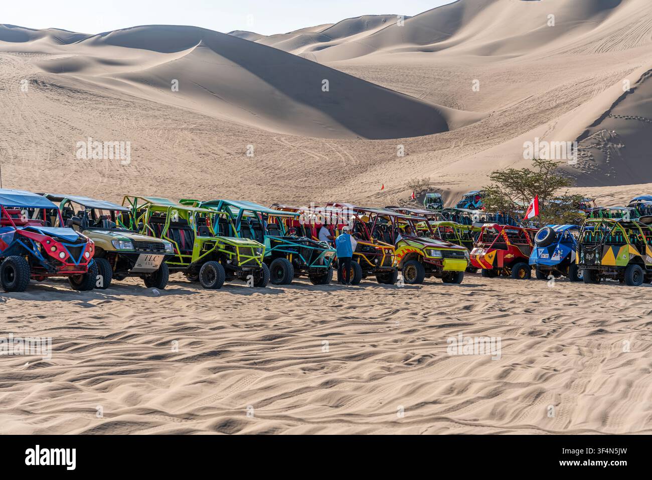Buggy fuoristrada parcheggiati nel deserto di Huacachina di Ica in Perù, pronti per il turismo d'avventura e le escursioni nelle dune di sabbia. Foto Stock