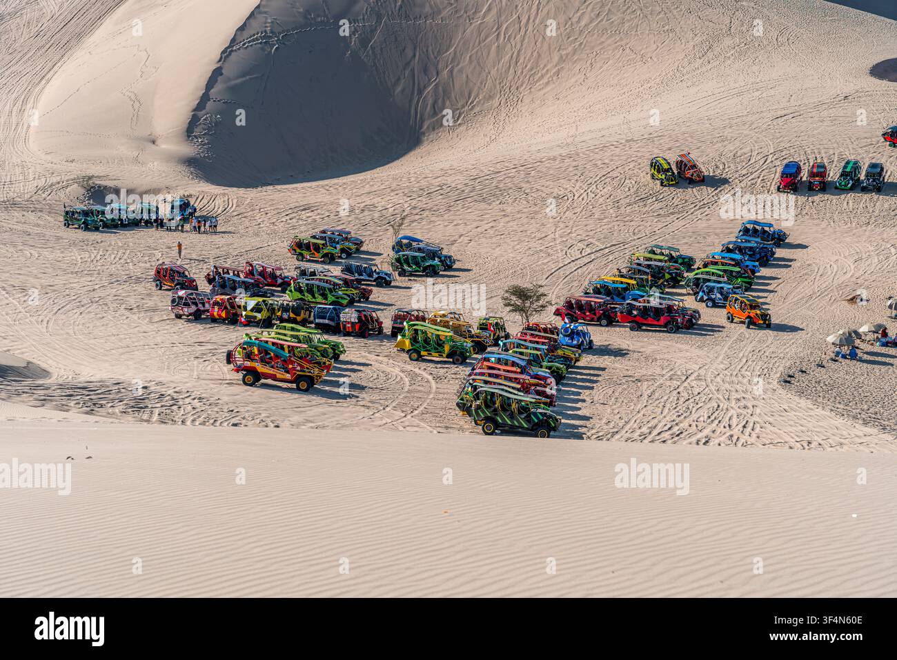 Buggy fuoristrada parcheggiati nel deserto di Huacachina di Ica in Perù, pronti per il turismo d'avventura e le escursioni nelle dune di sabbia. Foto Stock