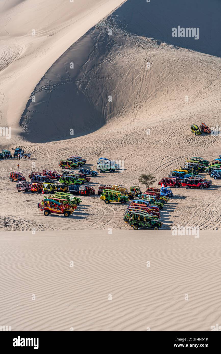 Buggy fuoristrada parcheggiati nel deserto di Huacachina di Ica in Perù, pronti per il turismo d'avventura e le escursioni nelle dune di sabbia. Foto Stock