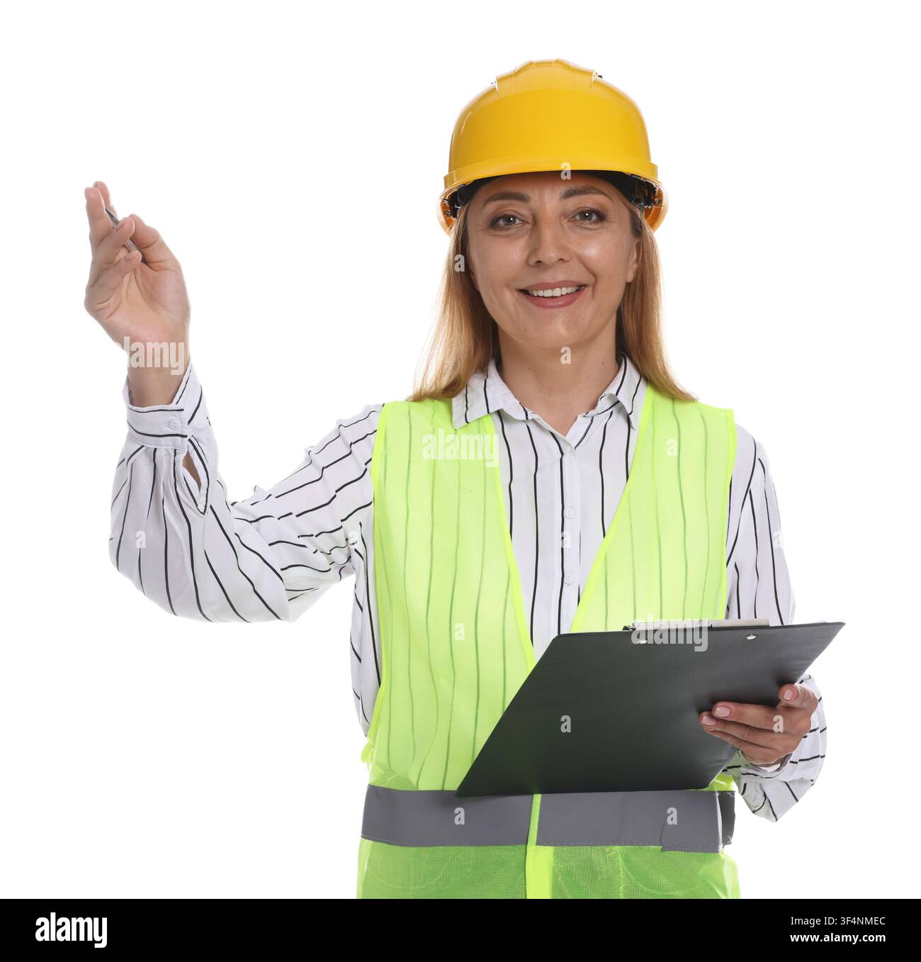 Donna con casco protettivo e blocco note che indica qualcosa su sfondo bianco Foto Stock