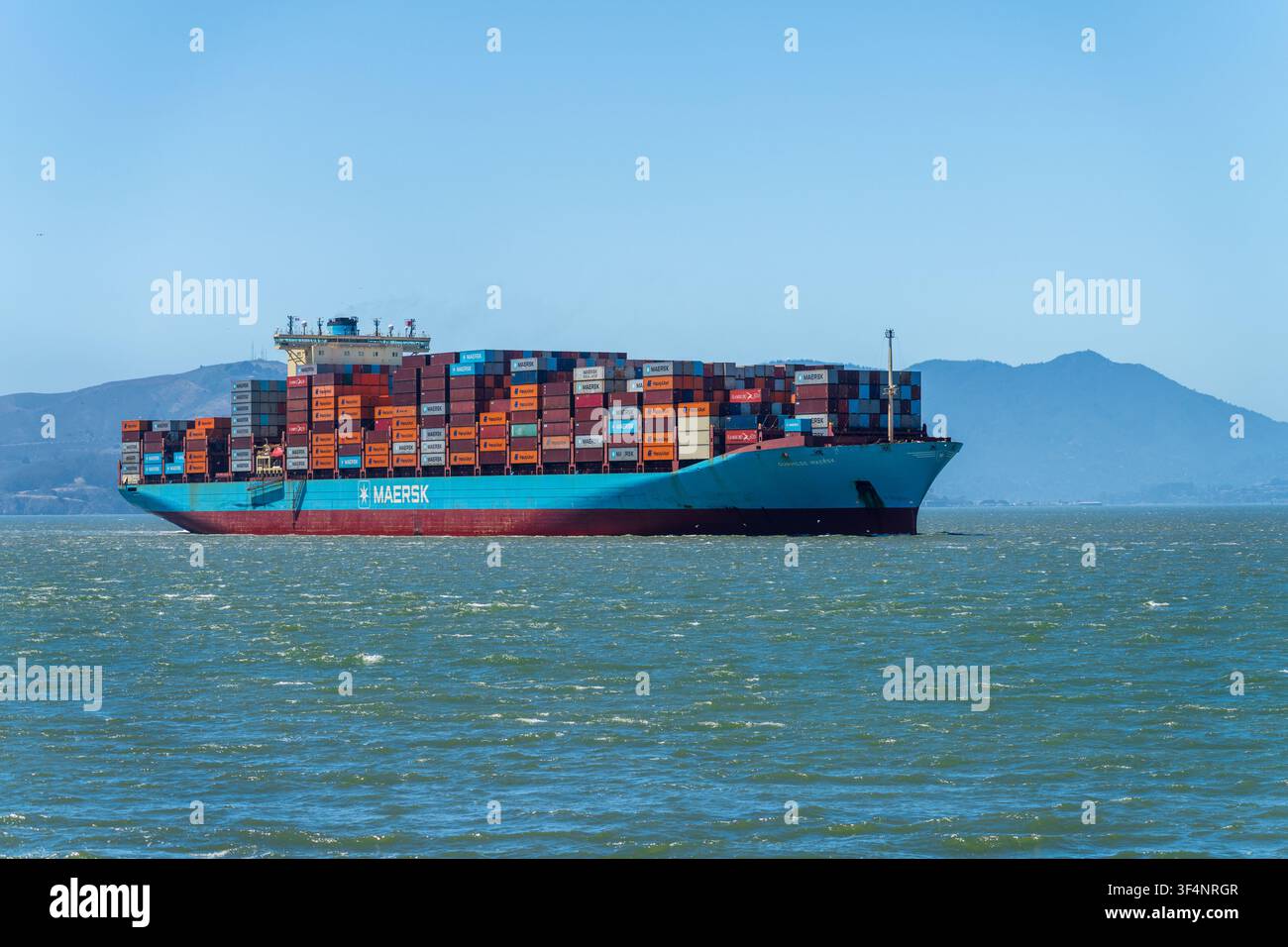 San Francisco, CA - 15 luglio 2026: La nave portacontainer Gunhilde Maersk attraversa le acque costiere sotto un cielo sereno durante un viaggio nautico di routine. Foto Stock