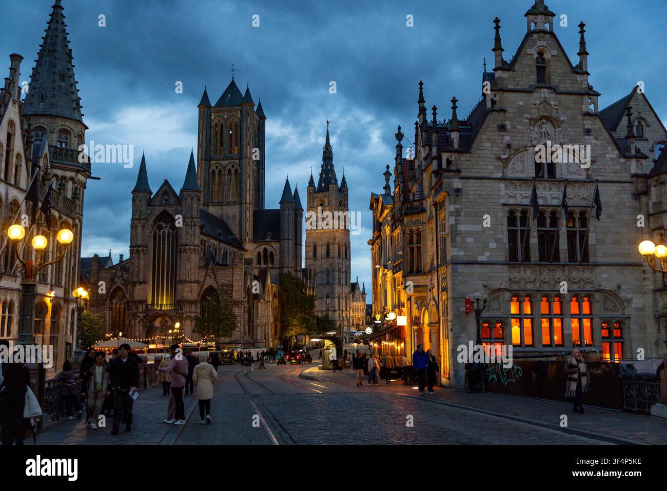 Il centro storico medievale di Gand, Belgio, il 16 maggio 2026, offre una vista della chiesa di San Nicola e del campanile come appaiono viste da Saint Michaels B Foto Stock