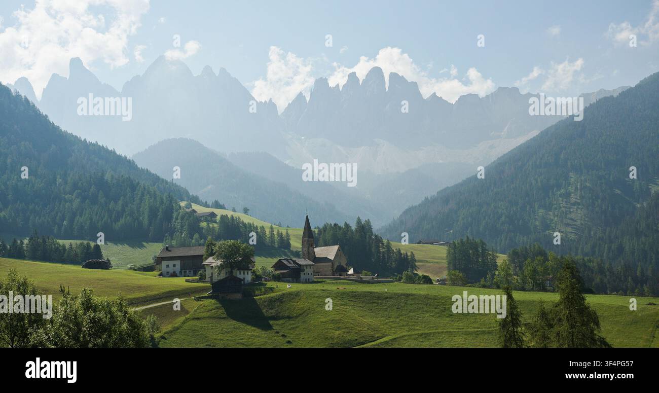 Villaggio di Santa Maddalena in Val di Funes, Alpi dolomiti Foto Stock