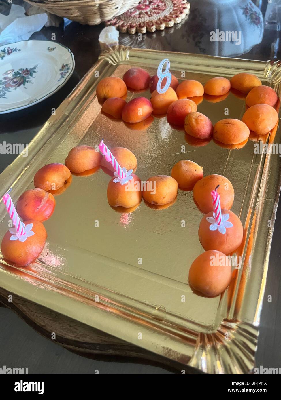 Scatola vintage in argento con rose incise sul coperchio impolverato. - Immagine stock catturata con smartphone