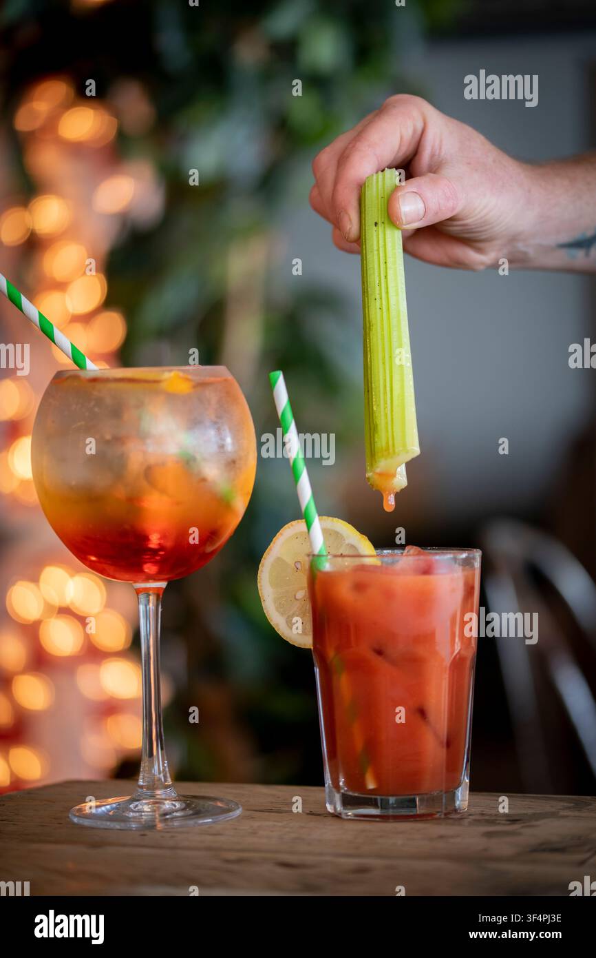 Cocktail rinfrescanti portano gioia durante una vivace riunione serale Foto Stock