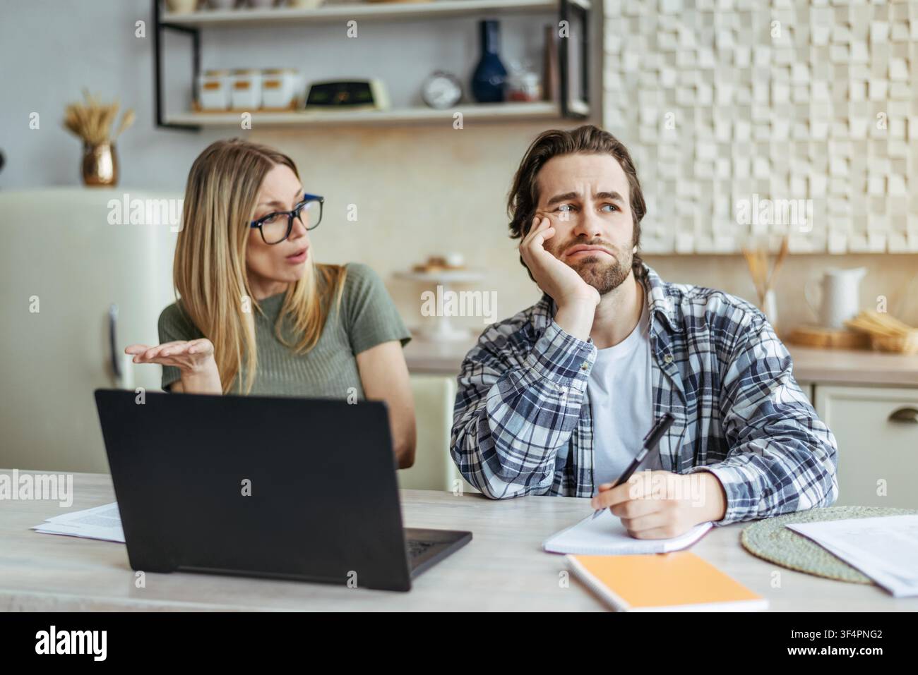 Uomo frustrato che ascolta una donna discutere in ufficio, concetto aziendale Foto Stock