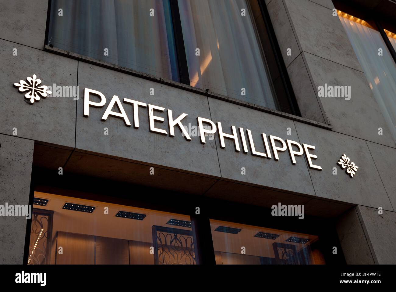 Boutique Patek Philippe vista dal livello della strada ad Amburgo, Germania. Foto Stock