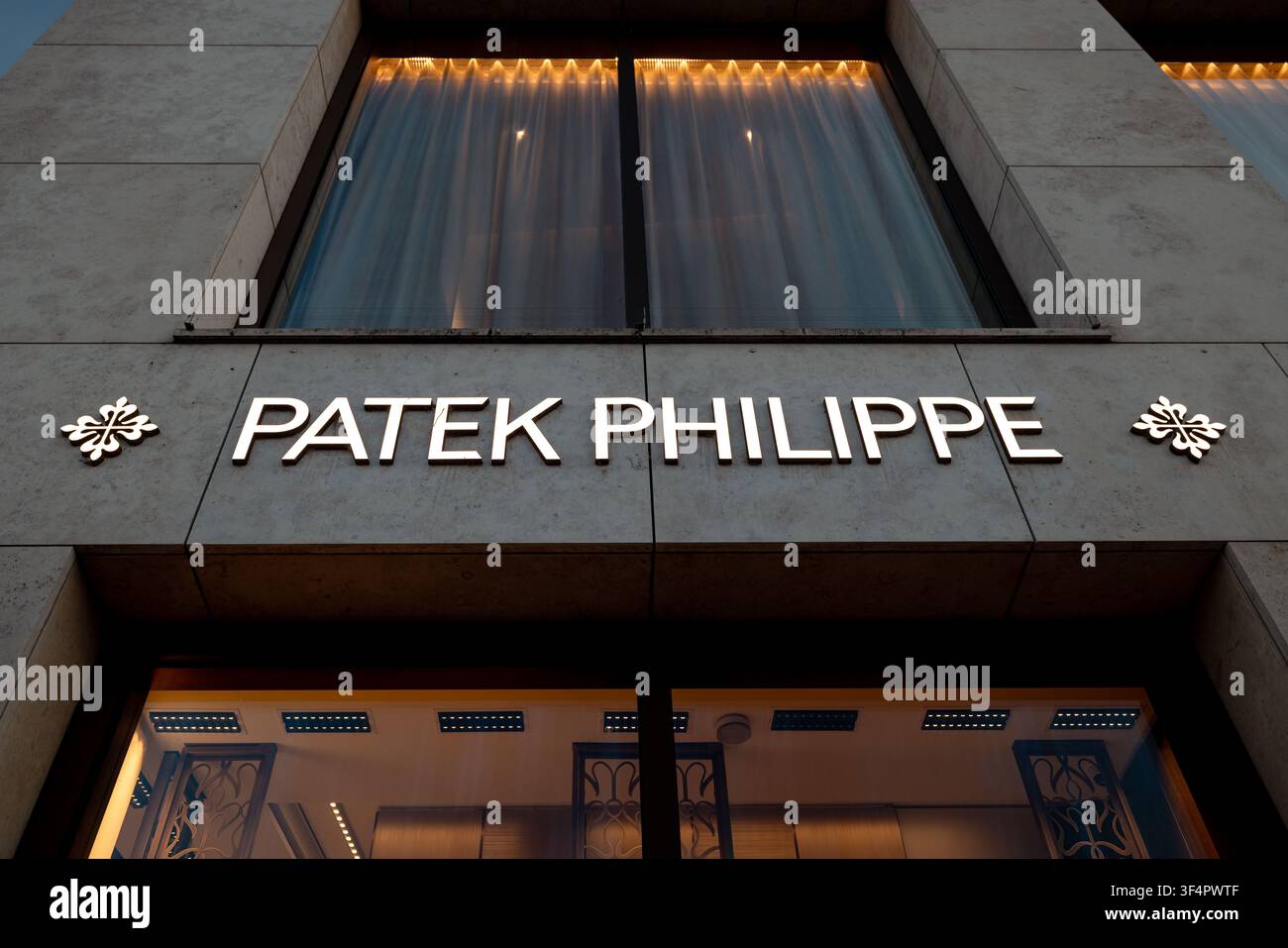 Boutique Patek Philippe vista dal livello della strada ad Amburgo, Germania. Foto Stock