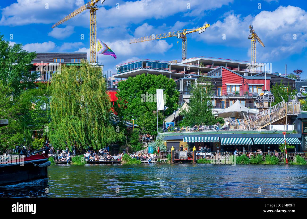 Berlino, Germania - 10 maggio 2026: Holzmarkt 25 sulle rive del fiume Spree con gru edili, ristoranti e spazi creativi. Foto Stock