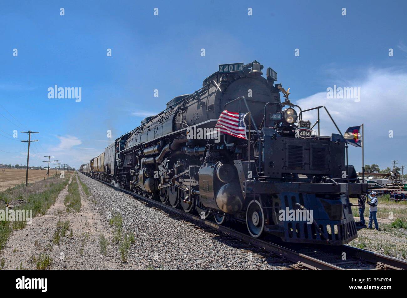 Big Boy No. 4014 sfreccia oltre un passaggio a livello vicino a Fort Luptin, CO, il 29 luglio 2026, durante un tour da costa a costa per il 250° anniversario degli Stati Uniti. Foto Stock