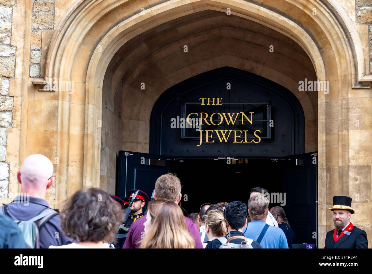 Londra, Inghilterra, Regno Unito - 14 luglio 2026: I visitatori fanno la fila all'ingresso della mostra dei Gioielli della Corona all'interno del Tower di Londra Foto Stock