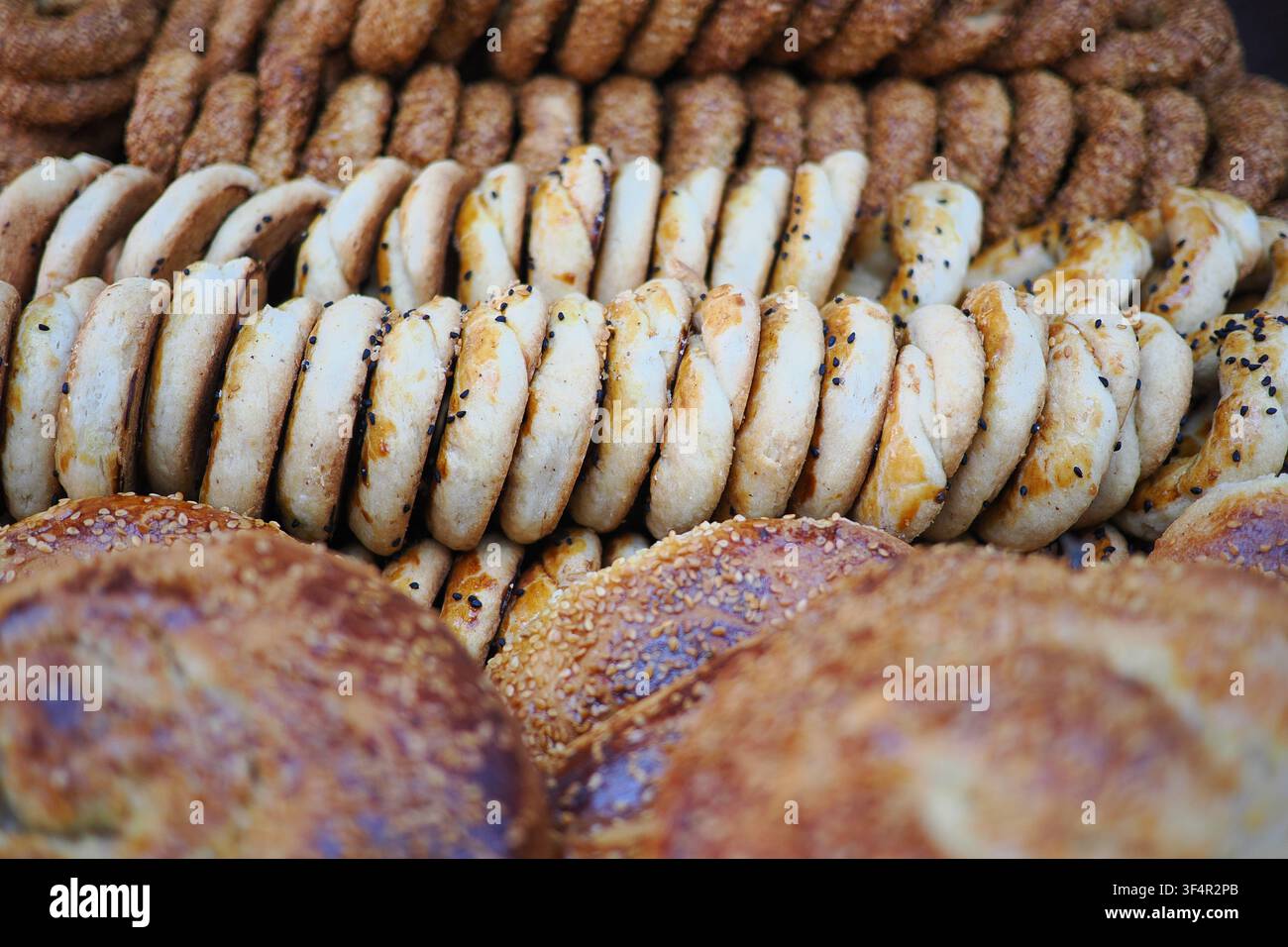 Esposizione di panetteria con vari pani e pasticcini al mercato Foto Stock