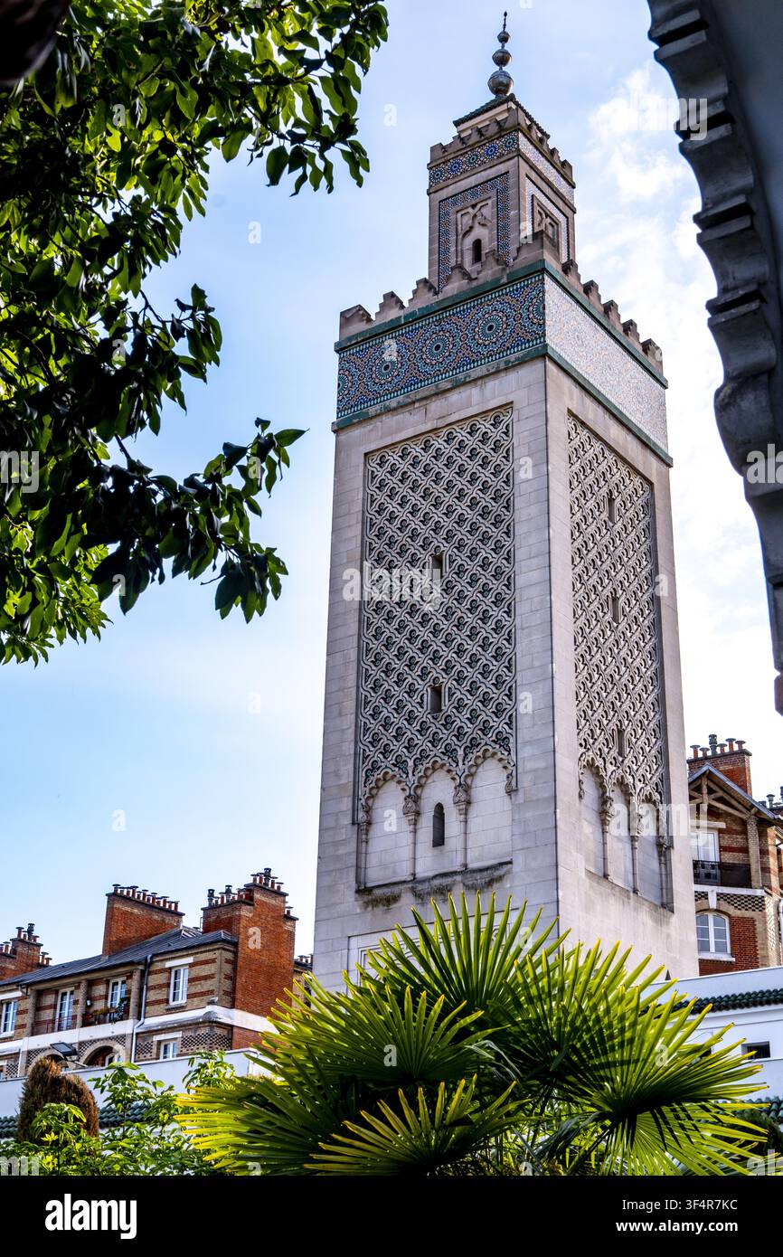 Parigi, Francia. La Grande Moschea di Parigi, con il suo minareto adornato di mosaici, si distingue per la sua architettura islamica distintiva. Foglie verdi e un pa Foto Stock