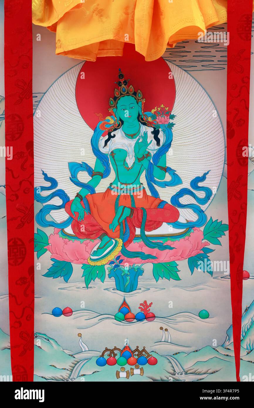 Buddhismo tibetano: un thangka di Green Tara (Syamatara), il bodhisattva dell'azione compassionevole, raffigurato con una carnagione smeraldina, un loto rosa, e Foto Stock