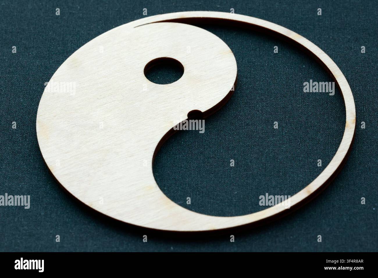 Un simbolo Yin-Yang in legno, che rappresenta l'armonia e l'equilibrio degli opposti nella filosofia taoista. Foto Stock