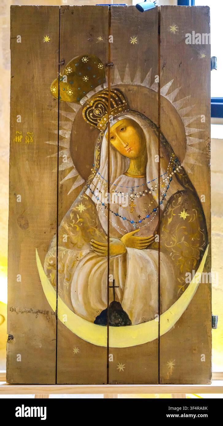 Icona della Madre di Dio di Ostrobrama, frammento di una scatola di munizioni, tempera, 84 x 46 cm. Cassapanca dai dintorni di Sudzha, Ucraina. "Icone dei piselli Foto Stock
