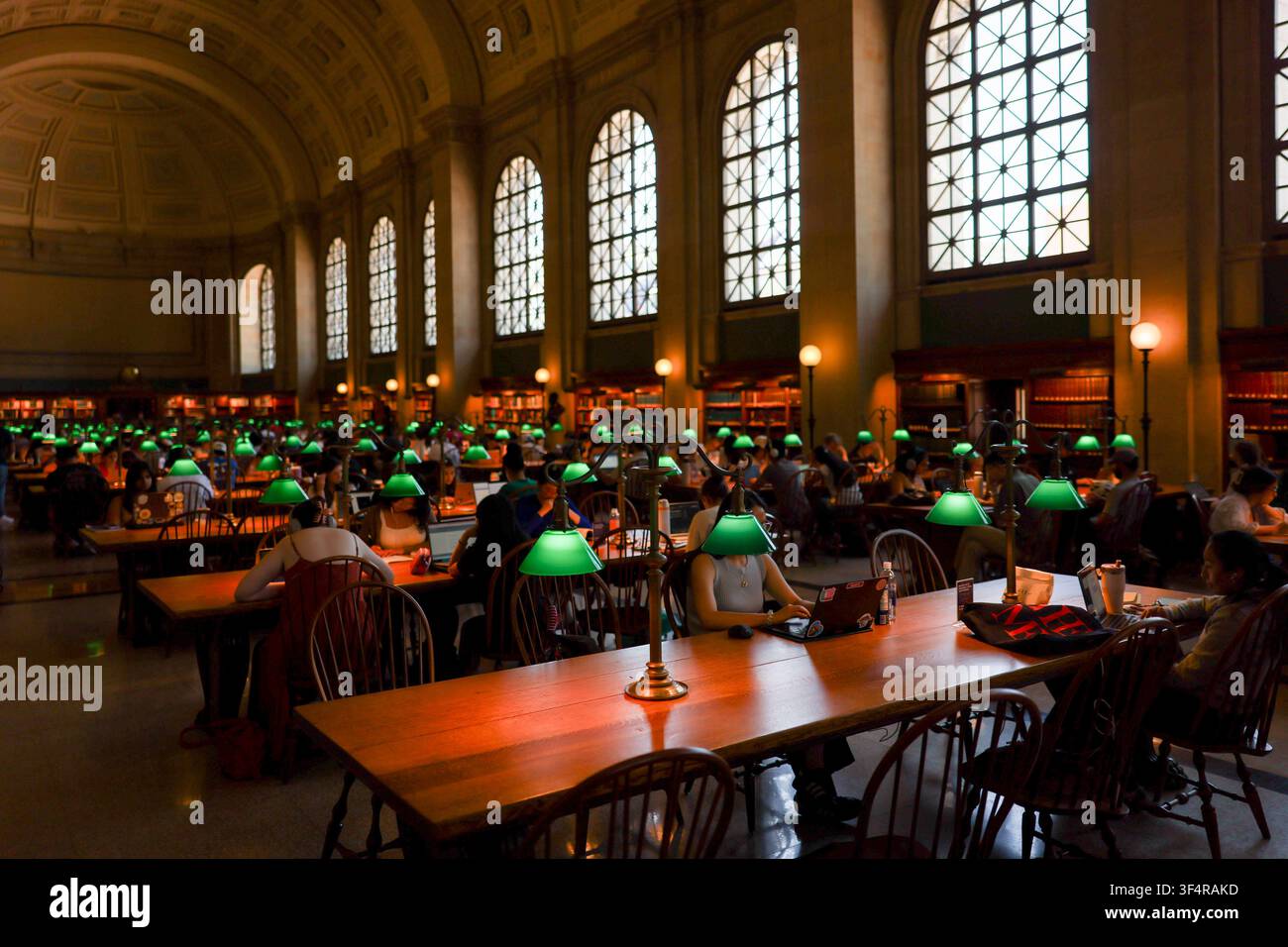 I lettori lavorano sotto lampade illuminate nella sala di lettura Bates Hall della Boston Public Library a Boston, Massachusetts, Stati Uniti, l'11 luglio 2026. Aperta nel 1872, Bates Hall è uno degli spazi più riconoscibili della biblioteca, con un grandioso soffitto a volta a botte e un design interno storico. (Foto di Simon Beni/Middle East Images/StringersHub/Sipa USA) Foto Stock