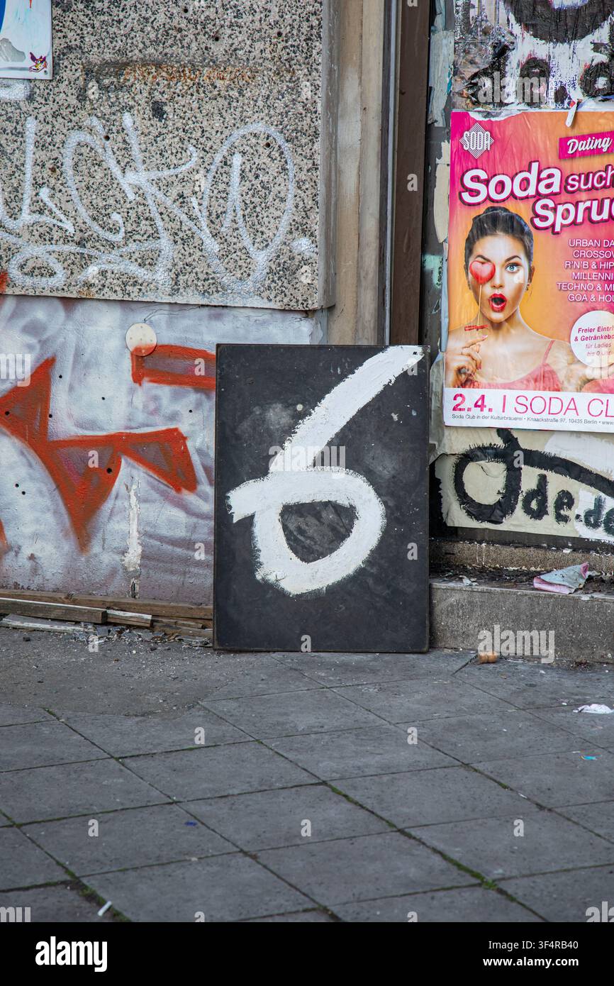 Il numero sei dipinto su una targa nera davanti alla Karl-Liebknecht-Straße 13 nel quartiere Mitte di Berlino, Germania Foto Stock