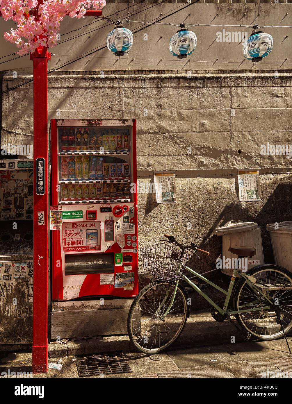 Distributore tradizionale e bicicletta nel vicolo di Shinjuku a Tokyo Foto Stock