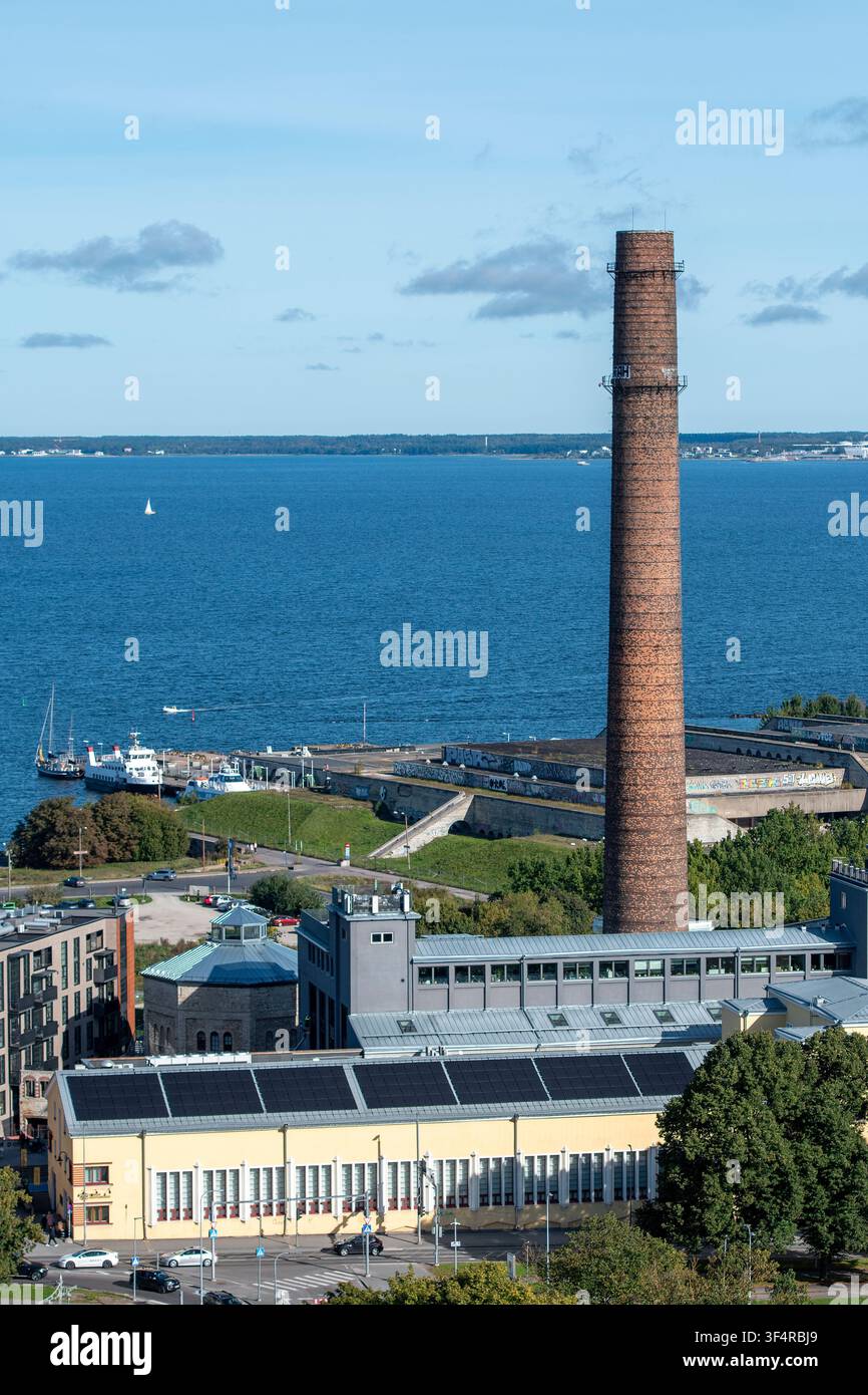 Antica camino e ex centrale elettrica di Tallinn (che oggi ospita il centro culturale Tallinn Creative Hub), Tallinn, Estonia Foto Stock