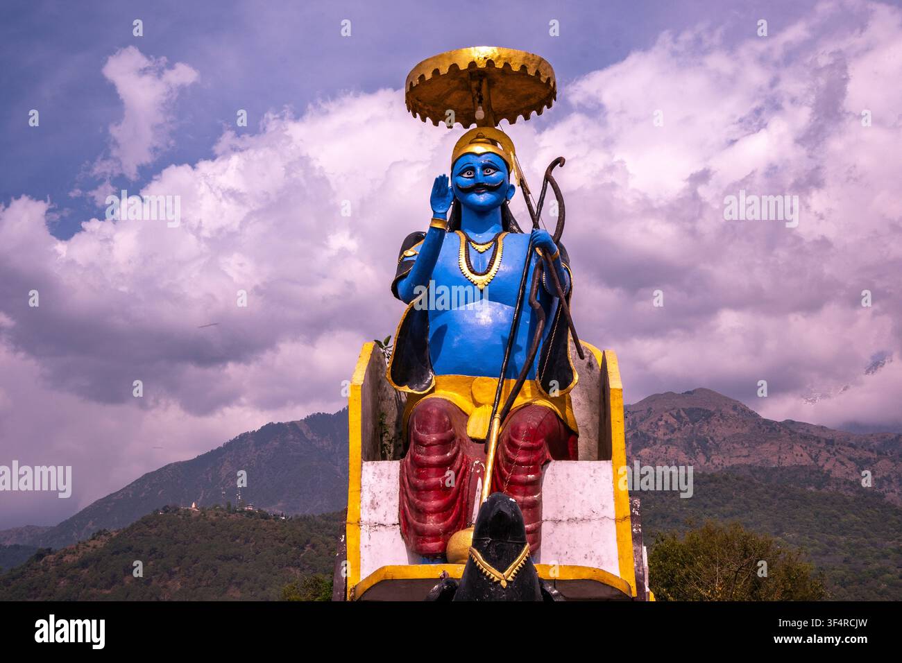 Statua di Shani Dev con arco e freccia vicino a Dharamsala, Himachal Pradesh, India Foto Stock