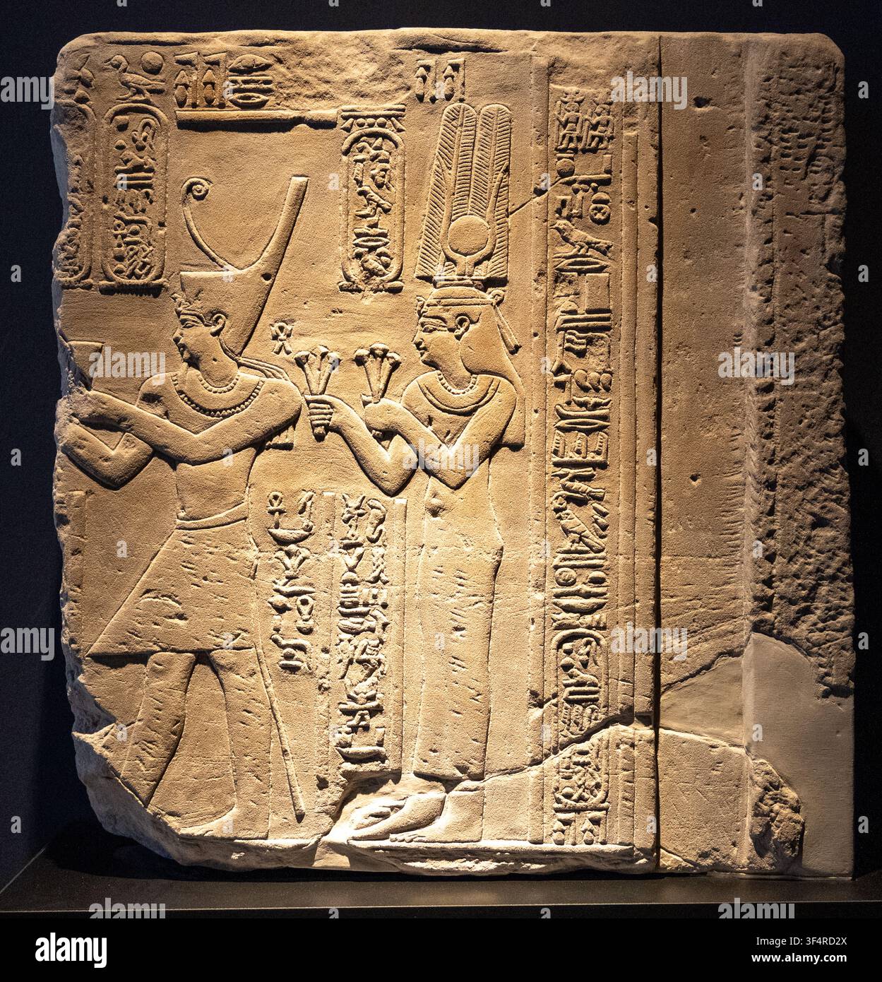 Speyer, Germania - 7 giu 25: Antica lastra di rilievo egiziano con figure scolpite e geroglifici esposti nel museo di Speyer, in Germania. Foto Stock