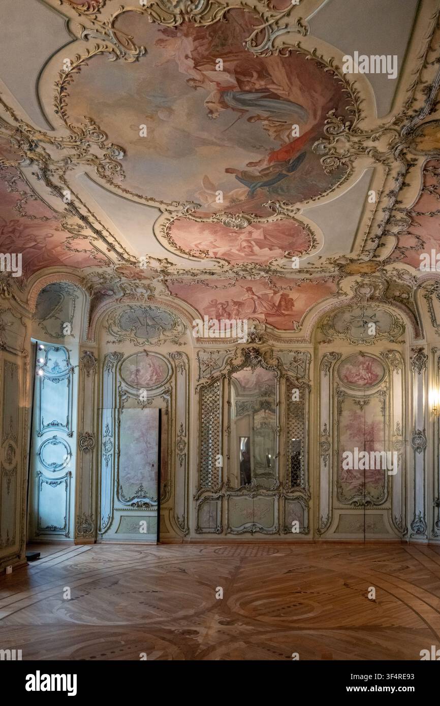 Speyer, Germania - 7 giu 25: Salone rococò con pannelli murali dipinti e soffitto ornato all'interno del palazzo barocco di Mannheim a Mannheim, Baden-Wurtemberg, Ge Foto Stock