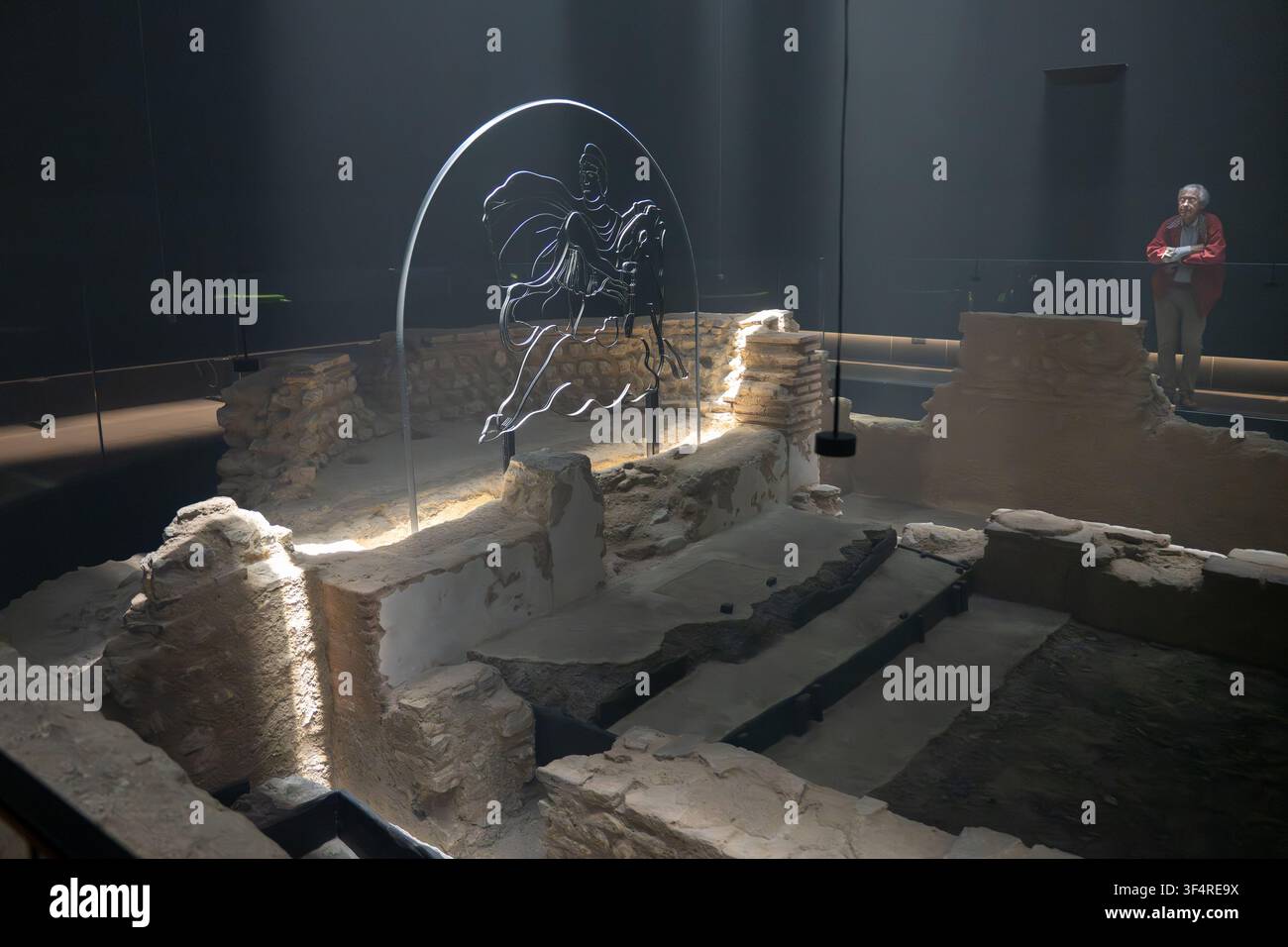 Londra, Regno Unito - 24 giu 25: Disegno al tratto illuminato esposto sopra antichi resti romani all'interno del Mithraeum di Londra, in Inghilterra. Foto Stock