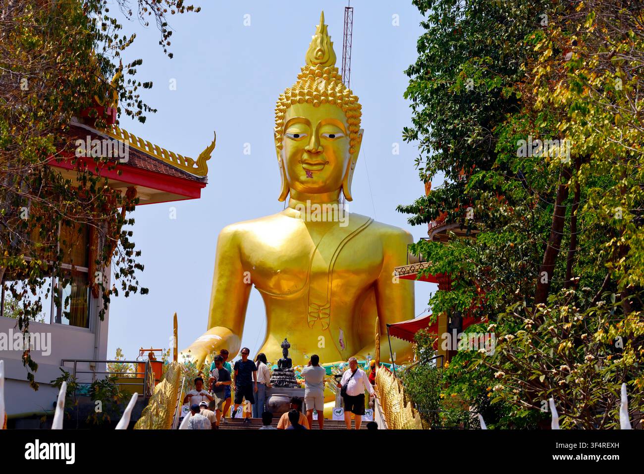 Wat Phra Yai. Un'imponente statua dorata di Buddha. Pattaya, Thailandia. Foto Stock